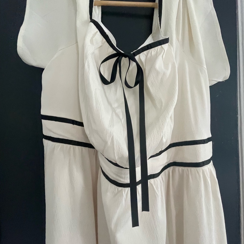 BloomChic Elegant Dress in Cream with Black Accents W/POCKETS!!!😃 Plus size 22 - Picture 2 of 3